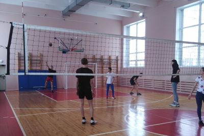 Студенты сыграли в волейбол